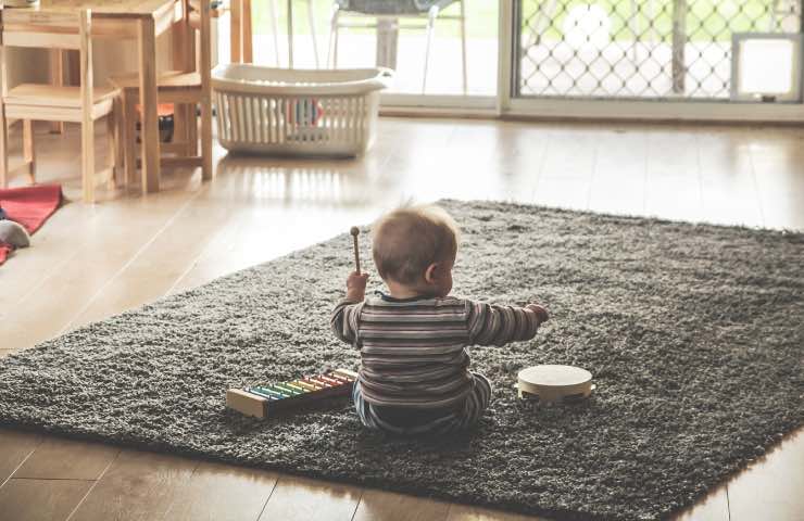 Bambino sul tappeto