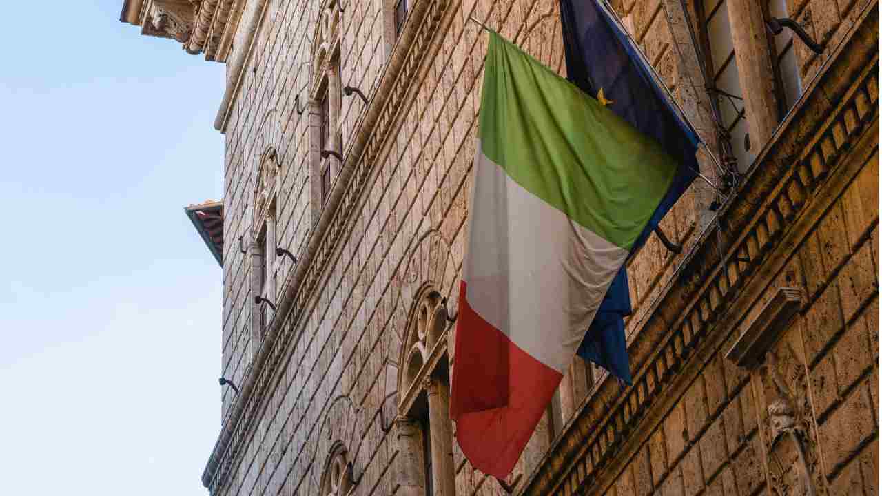 Bandiera italiana e bandiera europea su un edificio