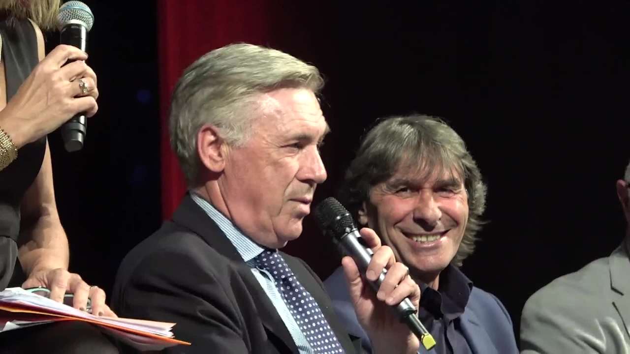 Carlo Ancelotti parla al microfono al fianco di Bruno Conti a un evento organizzato dalla Roma