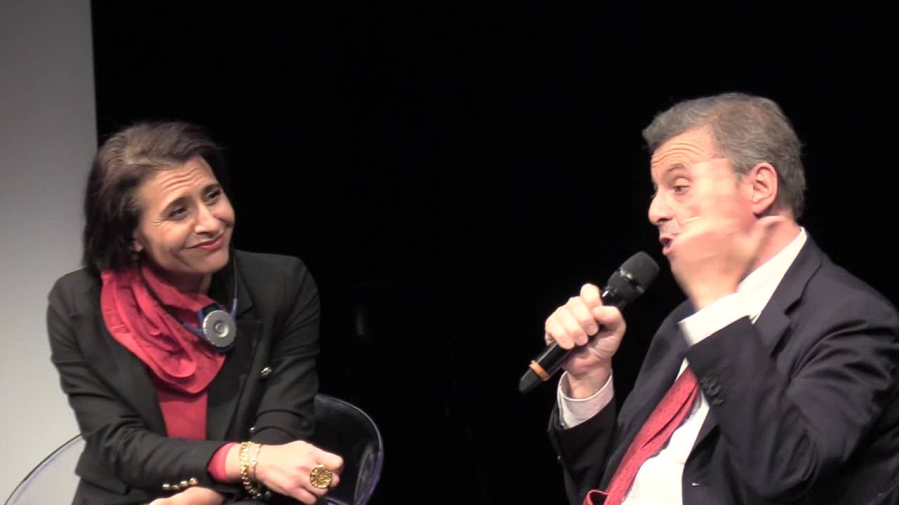 Carlo Calenda al teatro Eliseo a Roma durante un intervento sul palco