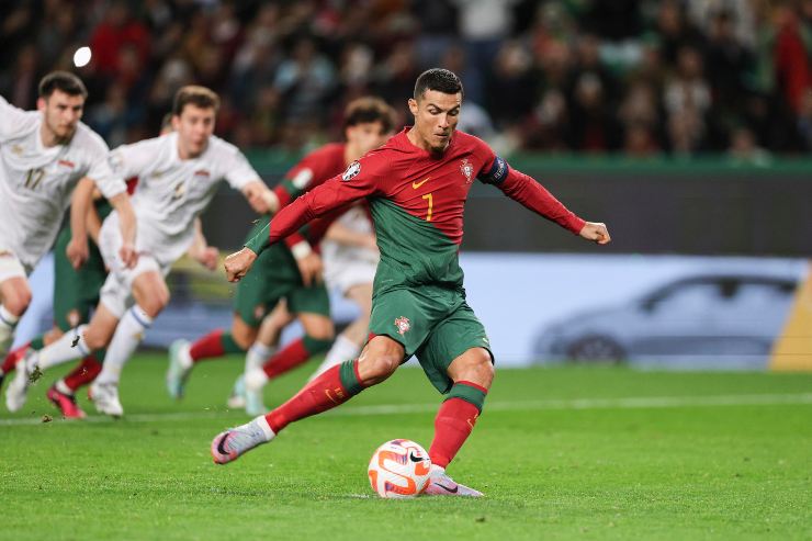 Cristiano Ronaldo tira un calcio di rigore