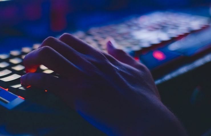 Mano che digita su una tastiera di un pc