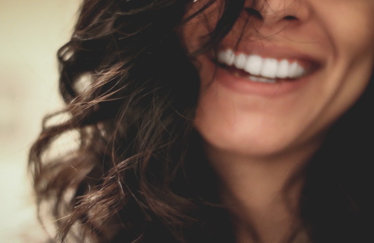 Primo piano sul sorriso di una donna