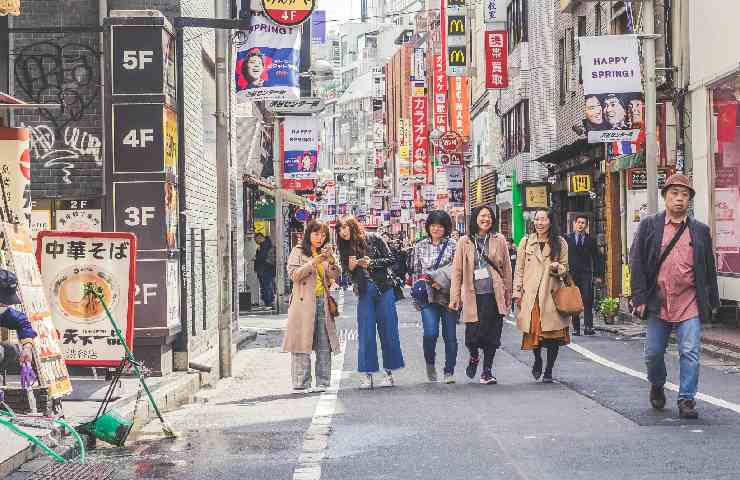 Un gruppo di amici passeggia in Giappone