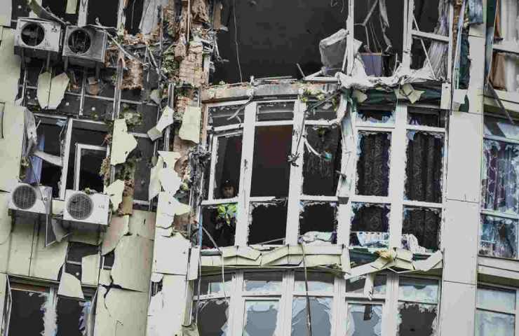 Edificio distrutto dalle bombe a Kiev durante la guerra in Ucraina