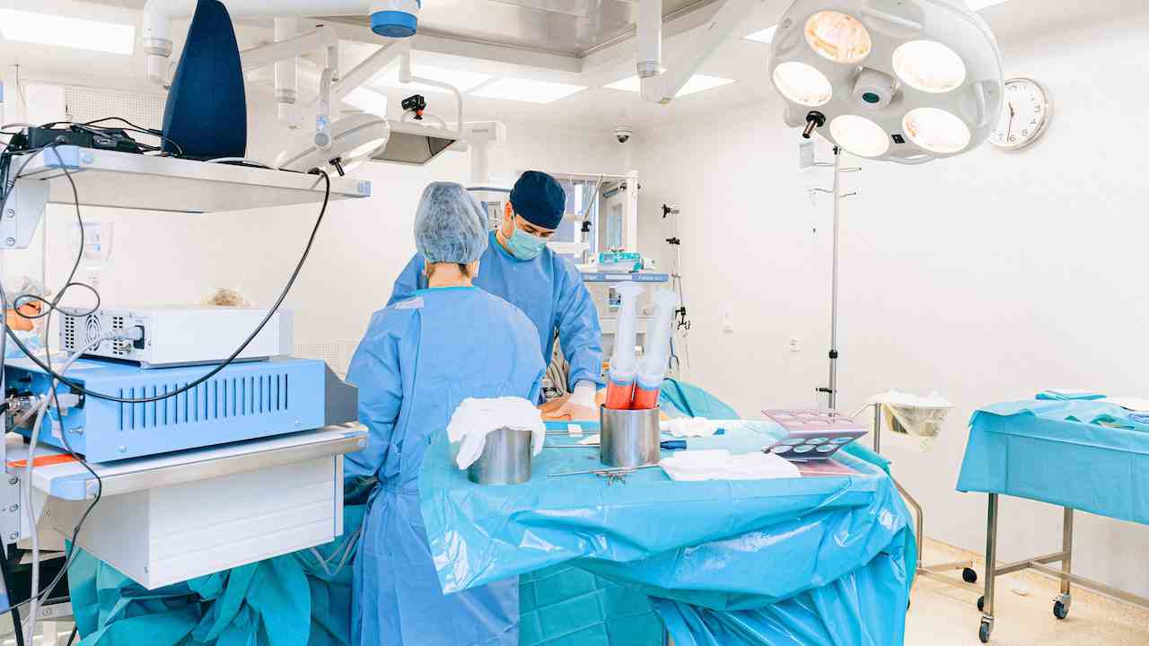 Due medici impegnati durante un intervento chirurgico