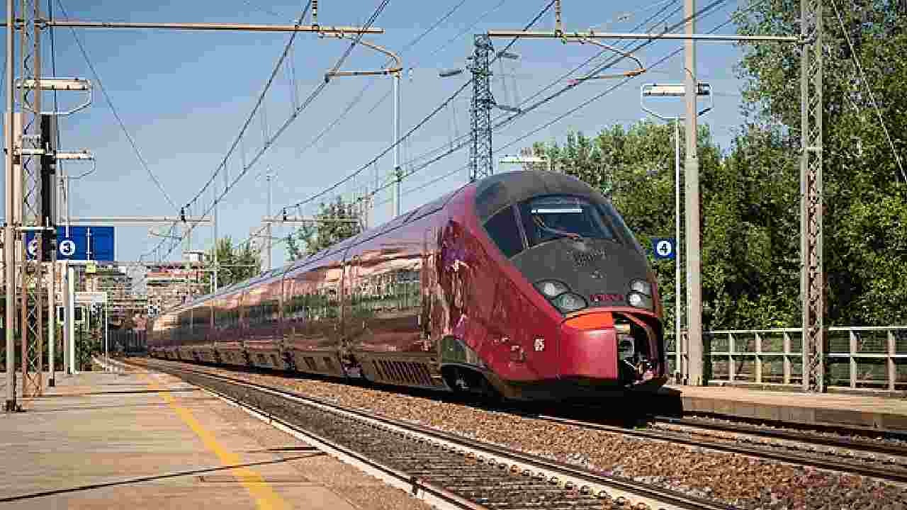 Treno Italo alla stazione di Rovezzano (FI)