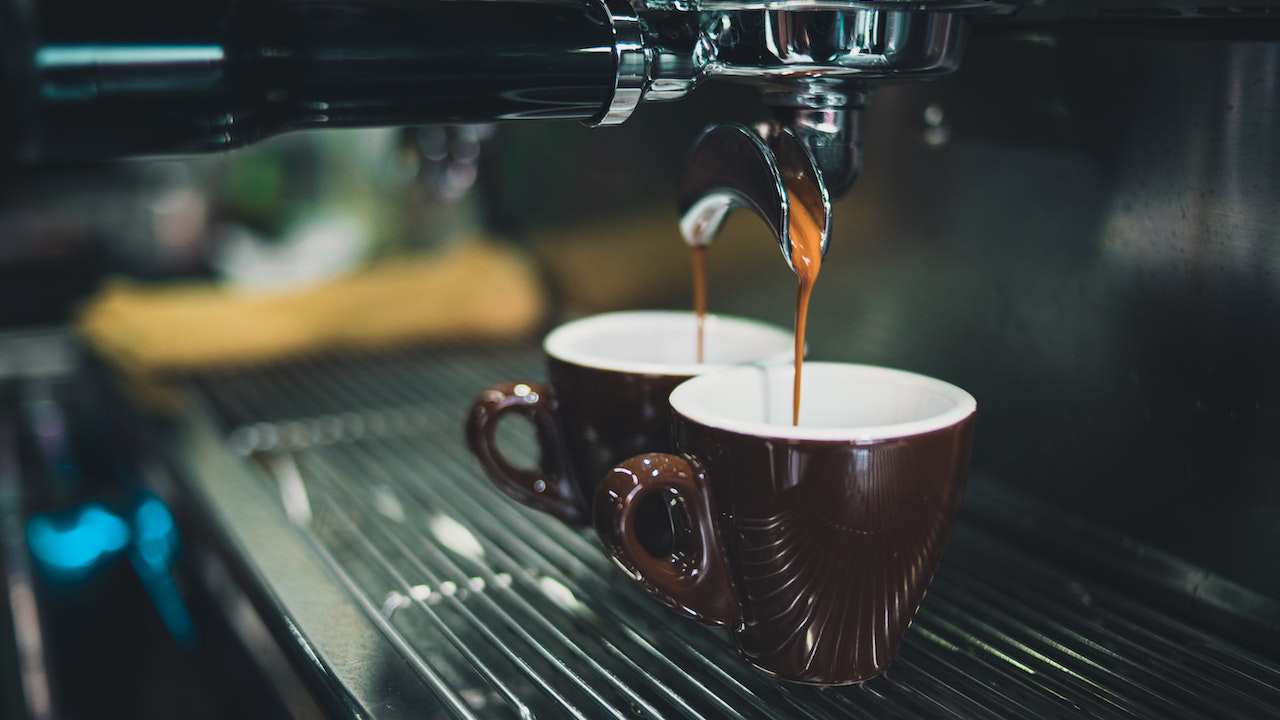 Macchinetta del caffè produce due espressi in un bar