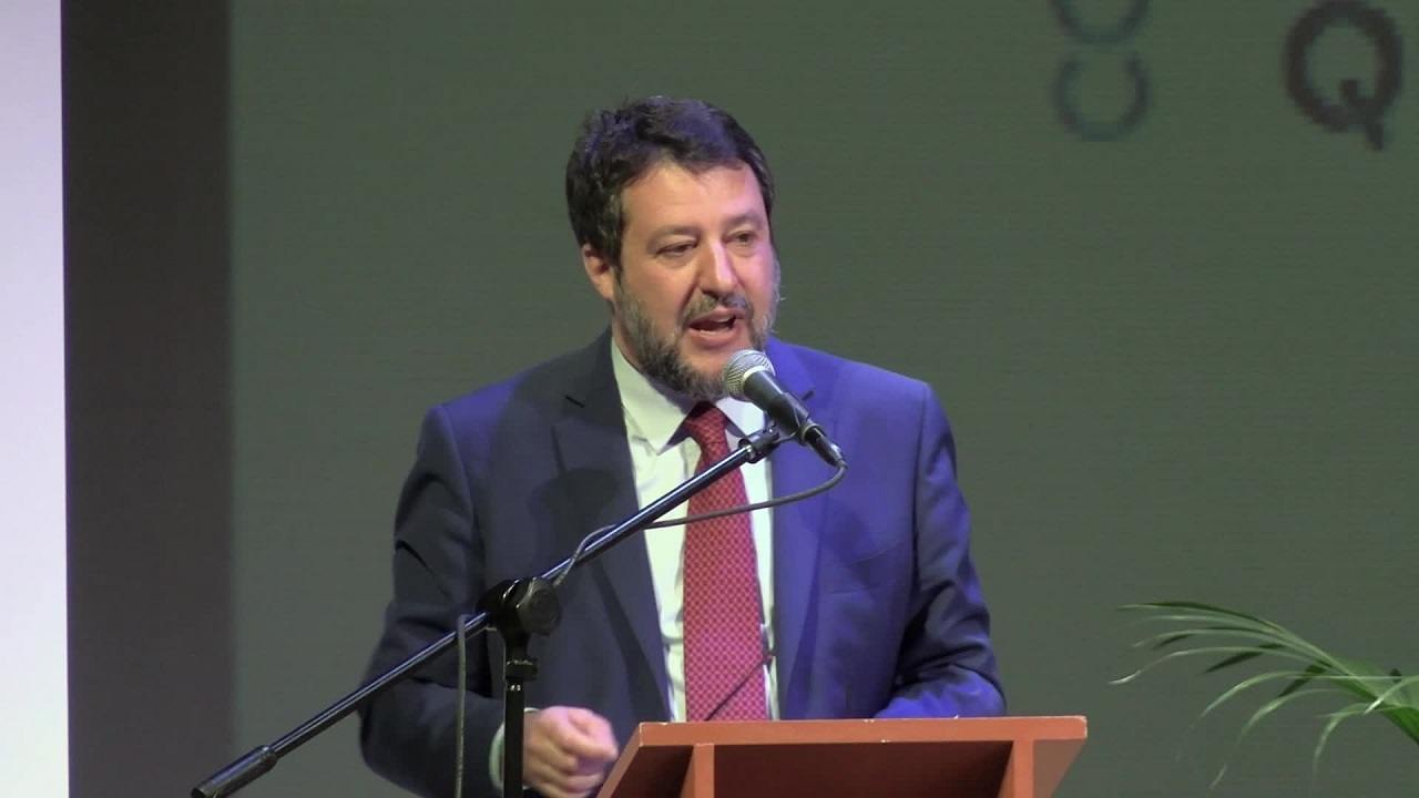 Matteo Salvini parla al microfono durante un convegno