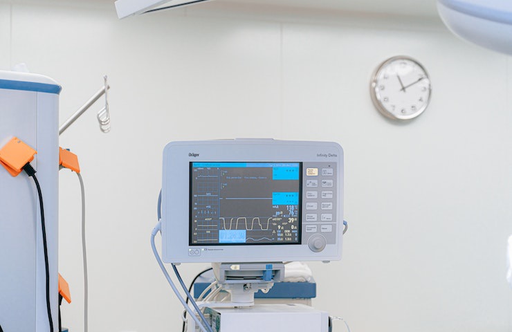 Monitor per leggere valori frequenza cardiaca di un paziente in ospedale