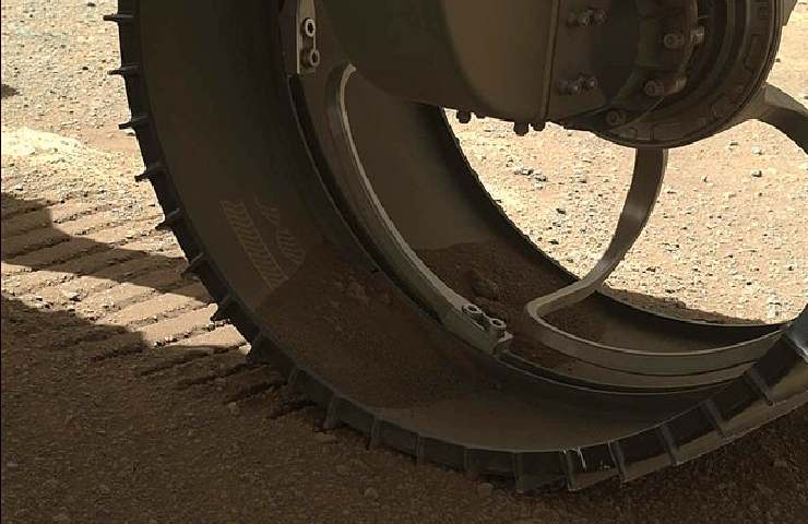 Dettaglio della ruota del rover Perseverance