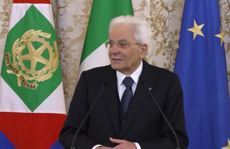 Sergio Mattarella parla al microfono durante un evento istituzionale