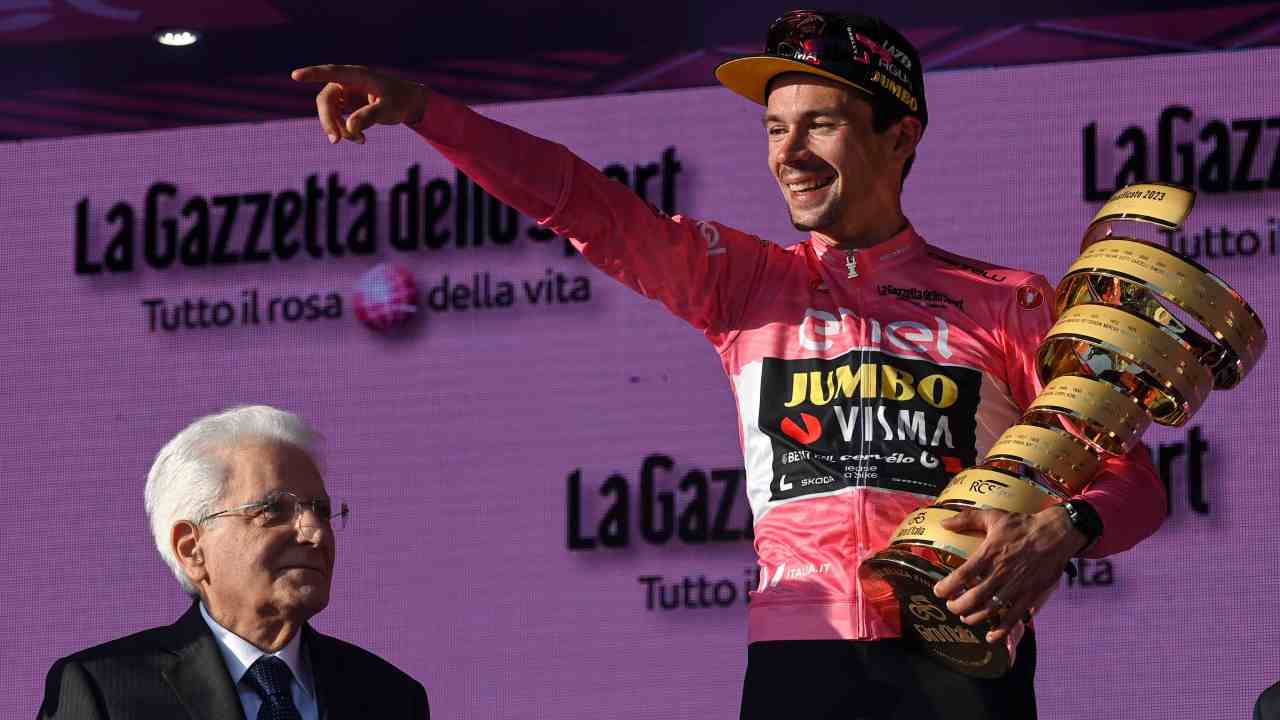 Sergio Mattarella consegna il Trofeo senza fine al vincitore del Giro d'Italia 2023: Primoz Roglic