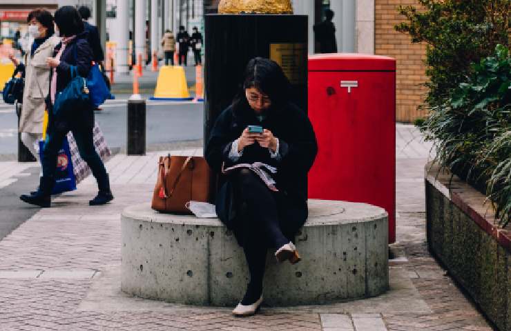 Ragazza con il suo smartphone