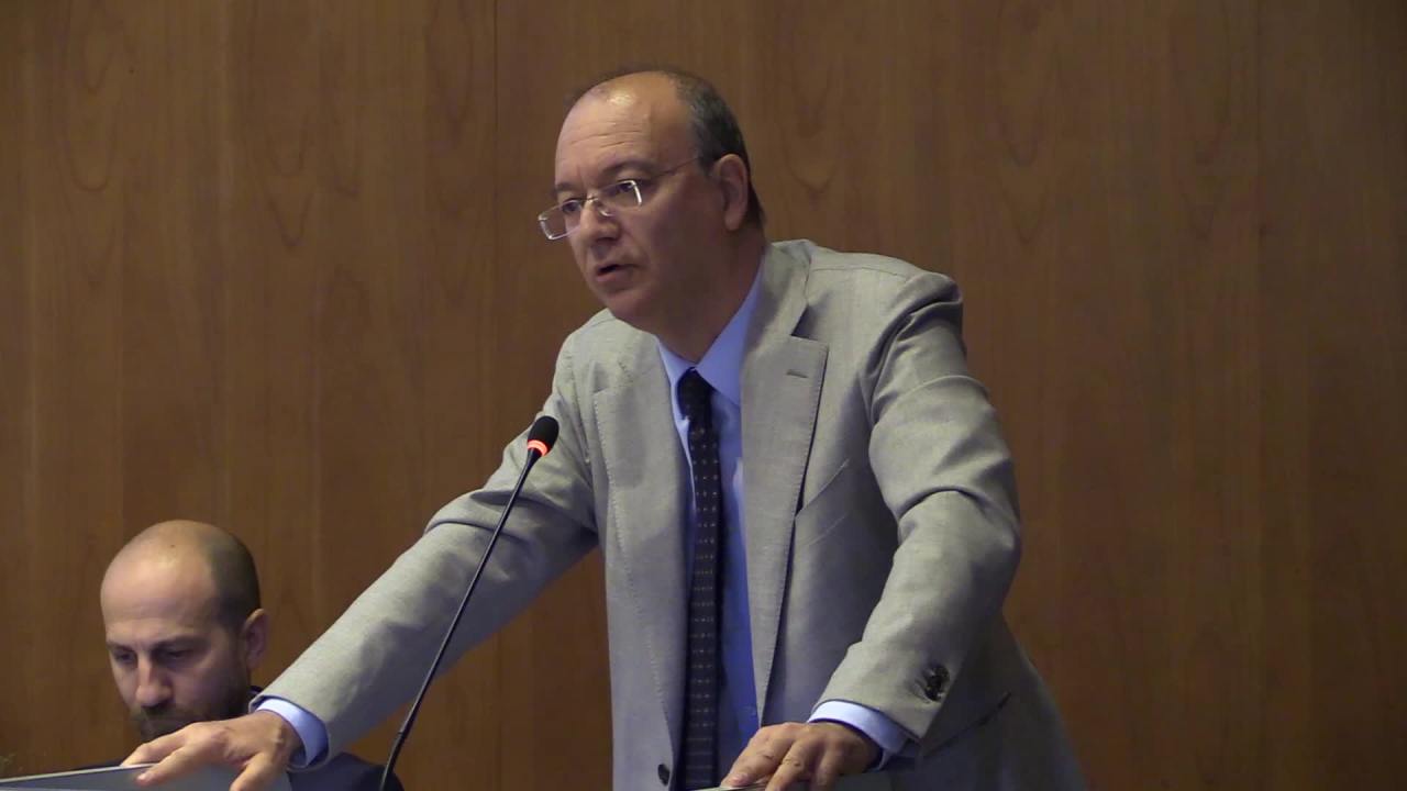 Il Ministro dell'istruzione e del merito, Giuseppe Valditara, durante un discorso sul palco