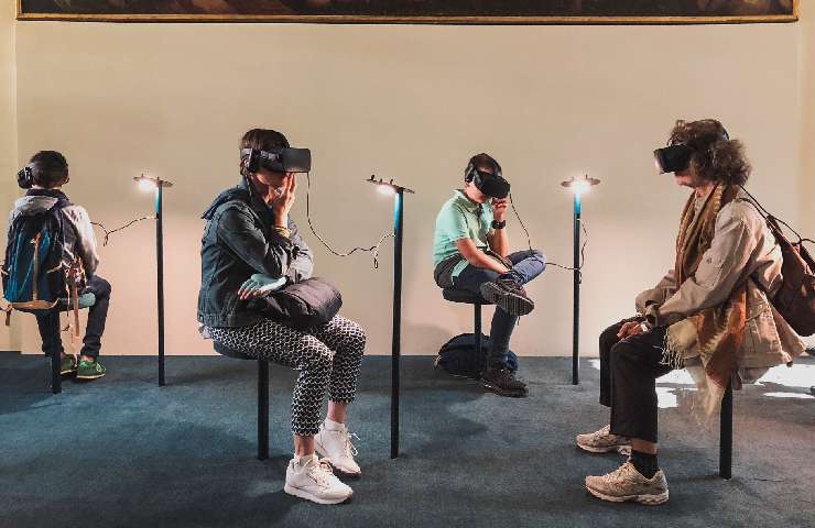 Persone che provano i visori VR