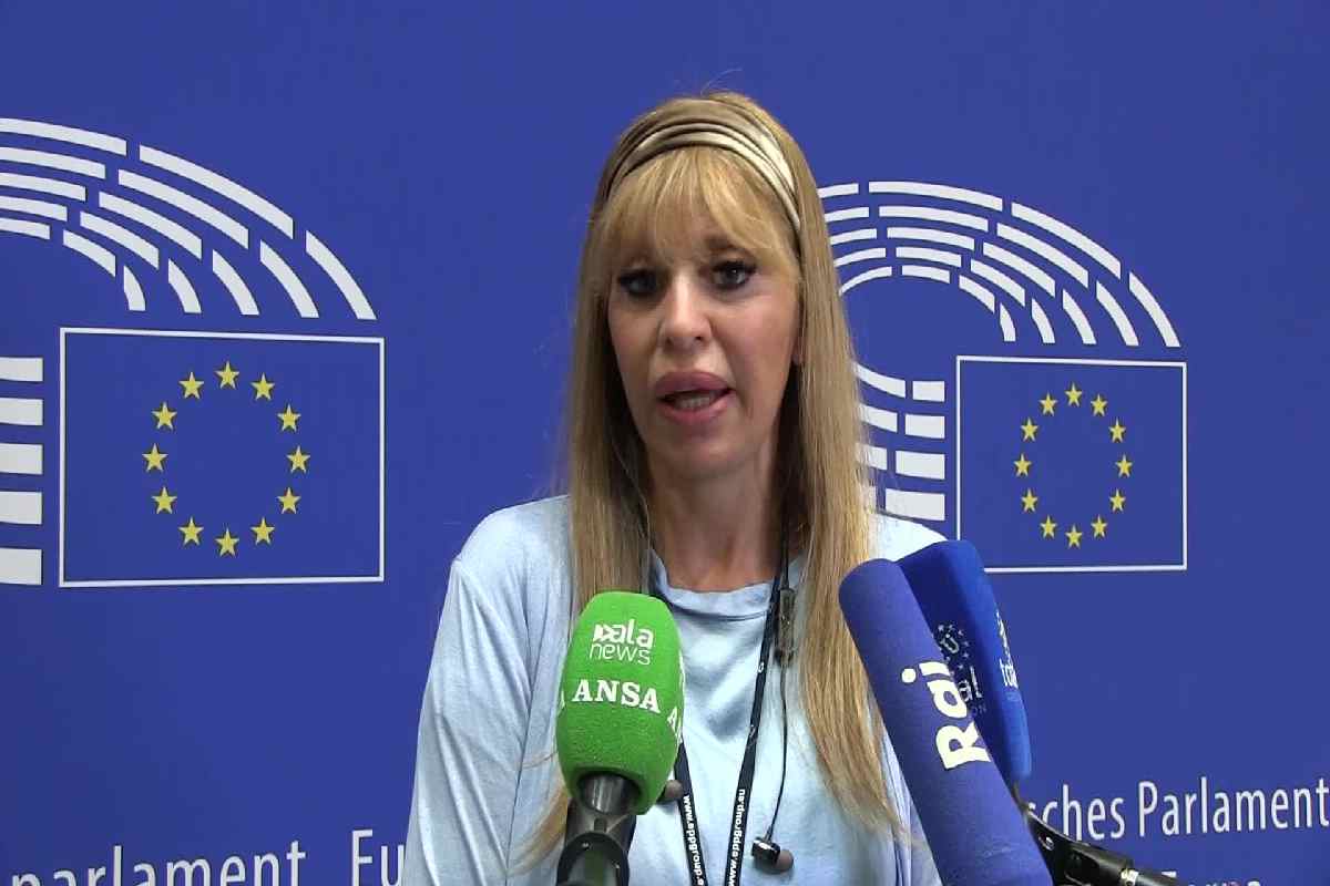 Alessandra Mussolini durante un punto stampa al parlamento europeo