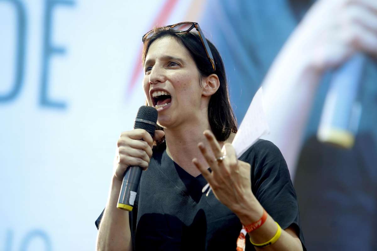 Elly Schlein sul palco del Milano Pride 2023