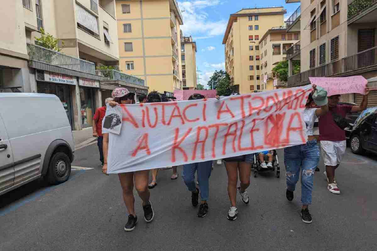 Scomparsa di Kataleya, la madre e alcuni inquilini dello stabile sfilano con uno striscione chiedendo aiuto per ritrovare la bambina