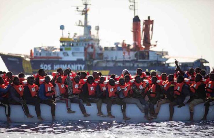 Un gruppo di migranti in difficoltà
