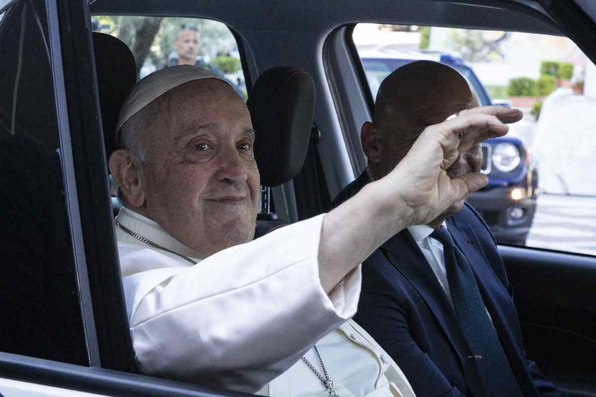 Papa Francesco fuori dal policlinico Gemelli