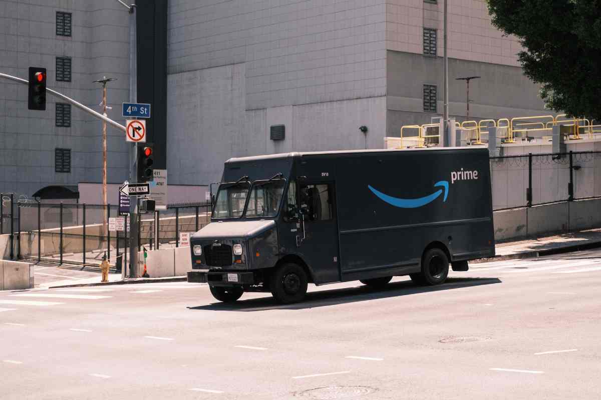 Furgone Amazon per le consegne su strade USA