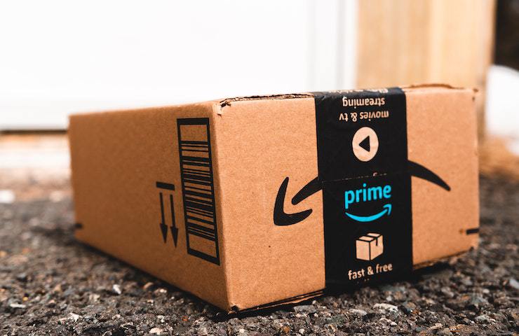 Pacco Amazon Prime appoggiato a terra