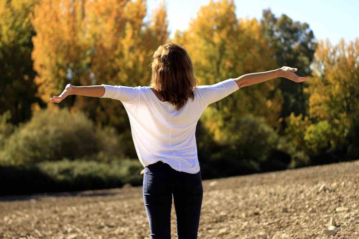 Una donna respira in campagna