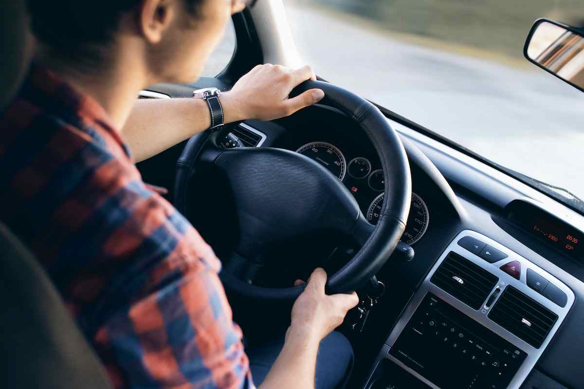 Donna al volante sta per iniziare a guidare un'auto