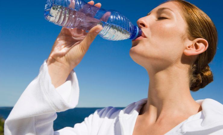 bere acqua raffreddare