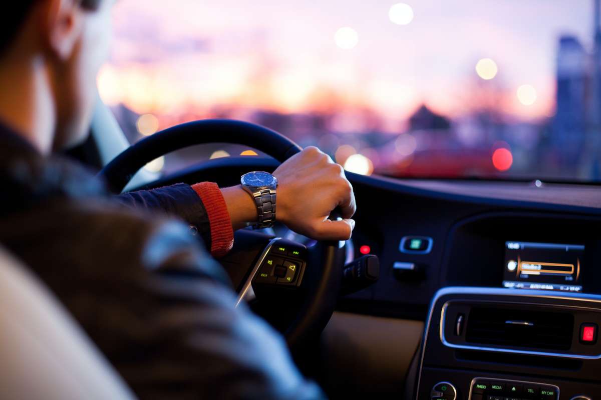 Uomo alla guida potrebbe presto dover rispettare un nuovo codice della strada