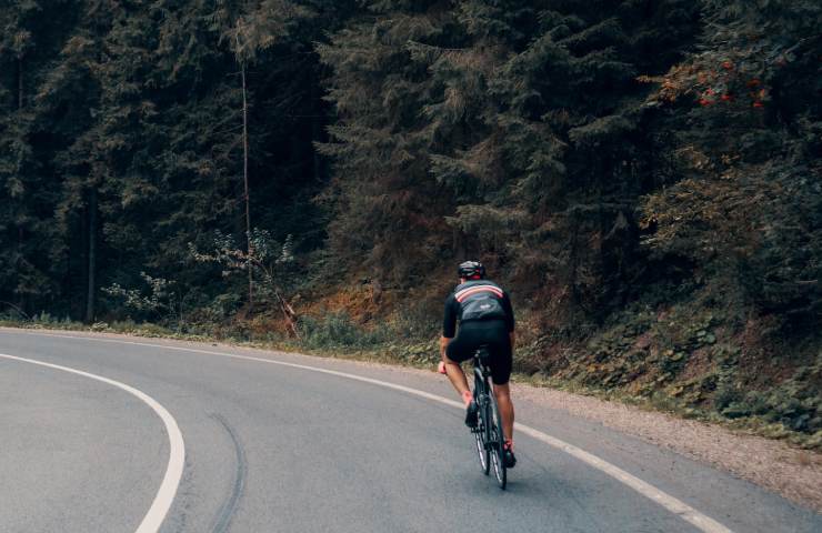 Ciclista su strada