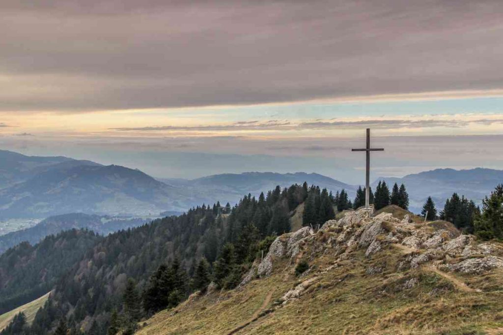 Una delle croci, in vetta alla montagna, che domina sul paesaggio