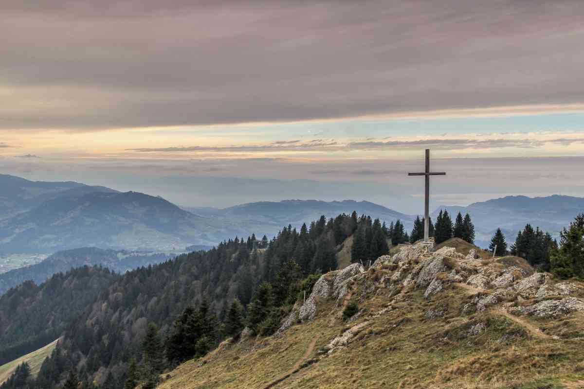 Una delle croci, in vetta alla montagna, che domina sul paesaggio