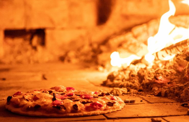 La pizza cotta nel forno a legna danneggerebbe il clima