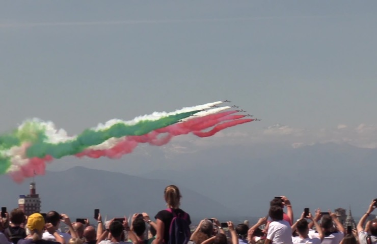 Le Frecce Tricolore sfilano nel cielo