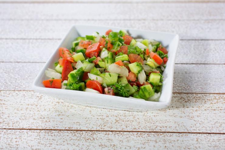 Tutti i segreti e come preparare l'insalata Shirazi
