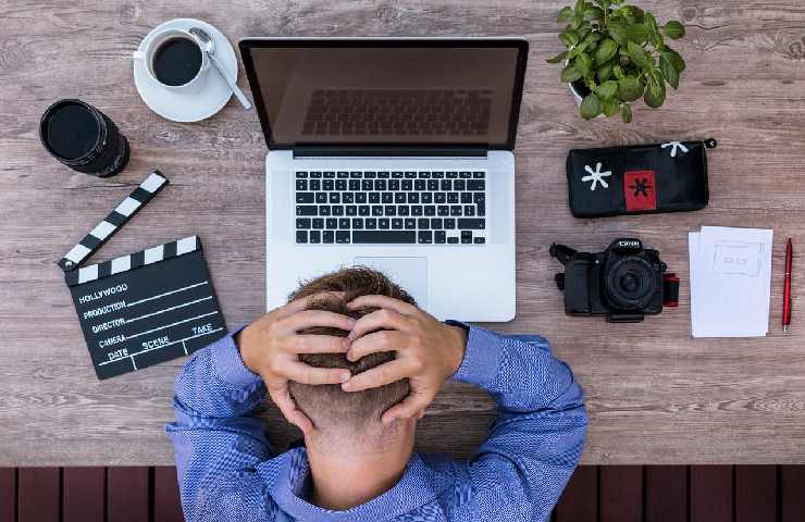 Ragazzo stanco che lavora al PC