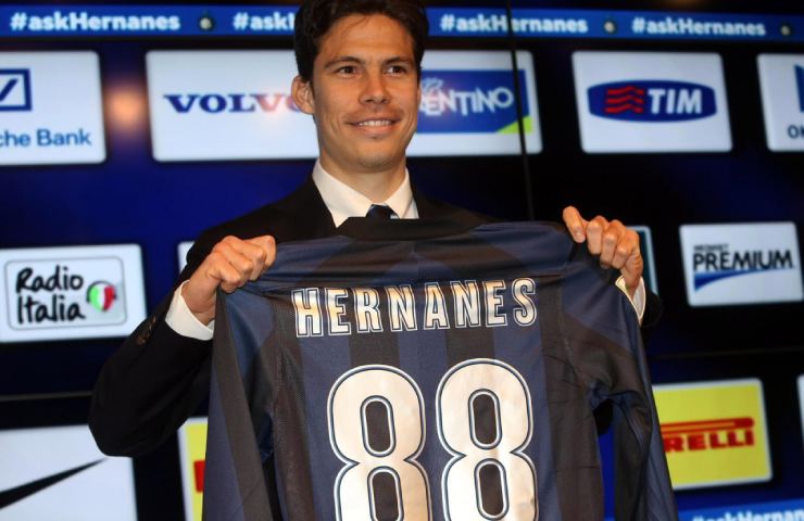 Hernanes all'Inter mostra la maglia numero 88