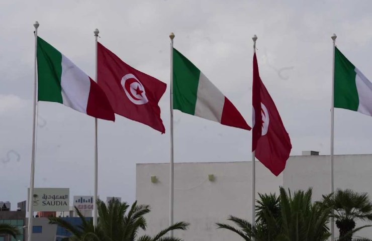 Foto delle bandiere dell'Italia e della Tunisia