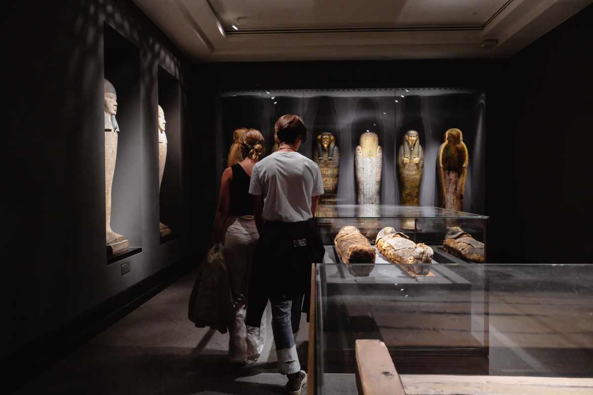 Persone che guardano le mummie in un museo