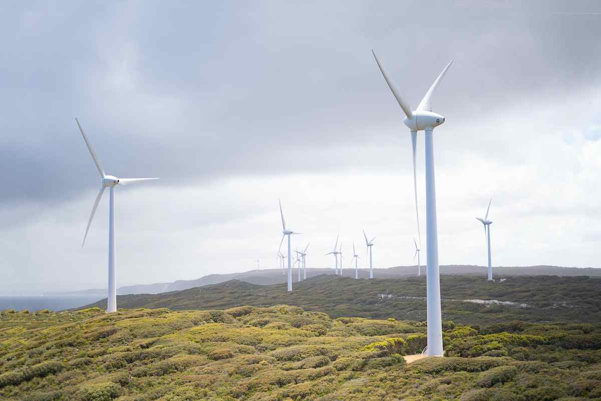 Pale producono energia eolica per raggiungere neutralità climatica