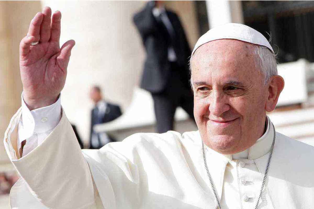 Papa Francesco saluta la folla
