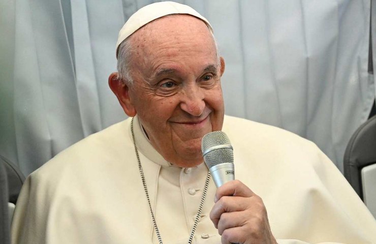 Papa Francesco parla al microfono