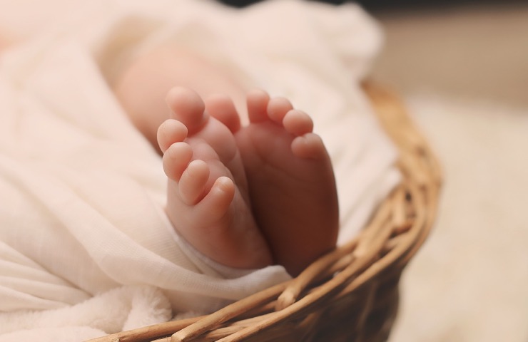Foto dei piedi di un neonato