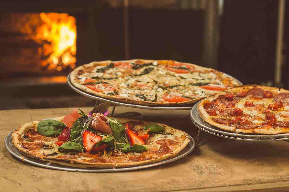 Pizze appena tolte dal forno a legna