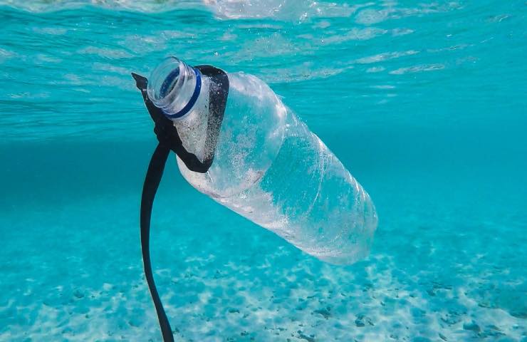 Una bottiglia di plastica in mare