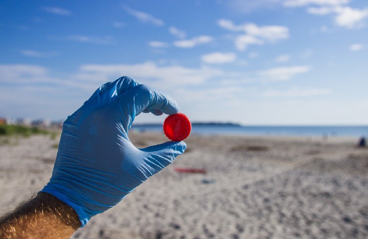 Tappo di plastica trovato in spiaggia