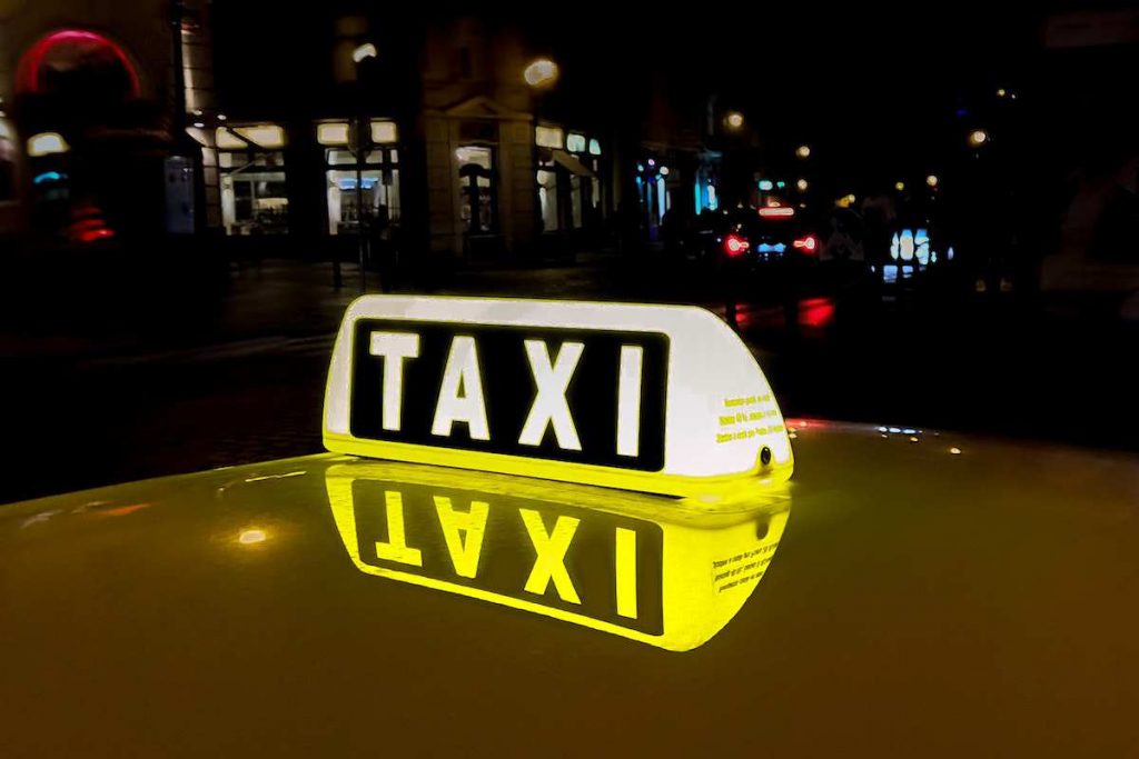 Insegna luminosa su un taxi in Italia