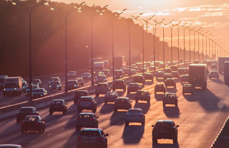 Autostrada piena di auto che provocano smog